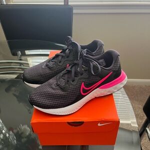 New Women’s Nike Renew Run 2 Tennis Shoes